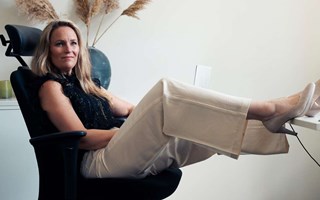 Hon tog rodret – nu toppar bolaget listorna