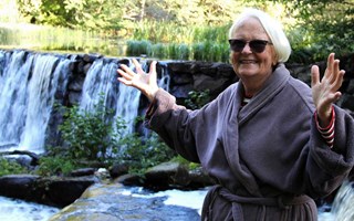 77-riga Lilian badar ret om: Medicin fr kropp och sjl 