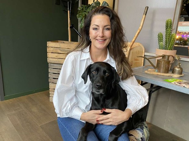 Rakel l�r ut hundarnas hemliga spr�k