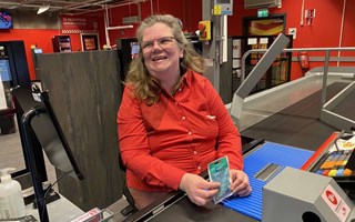 Anita � fr�n kassalinjen till deckarhyllan 