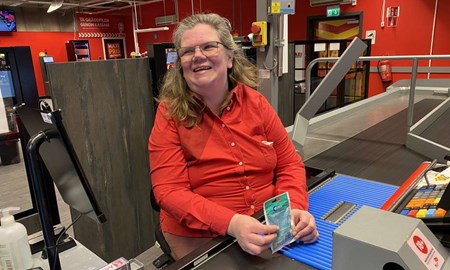 Anita � fr�n kassalinjen till deckarhyllan 