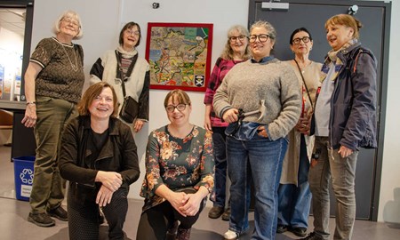 De sydde ihop �ngelholm f�r hand 