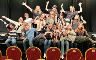 Teater p� tapeten: Kreativitet, skoj och trams