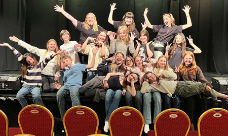 Teater p� tapeten: Kreativitet, skoj och trams